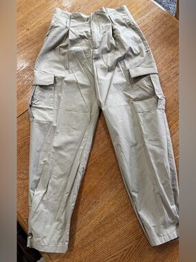 Zara Women's Light Olive Cargo Cropped Pants